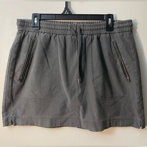 Athleta Women’s Gray Farallon Drawstring Skirt with Zip
Pockets